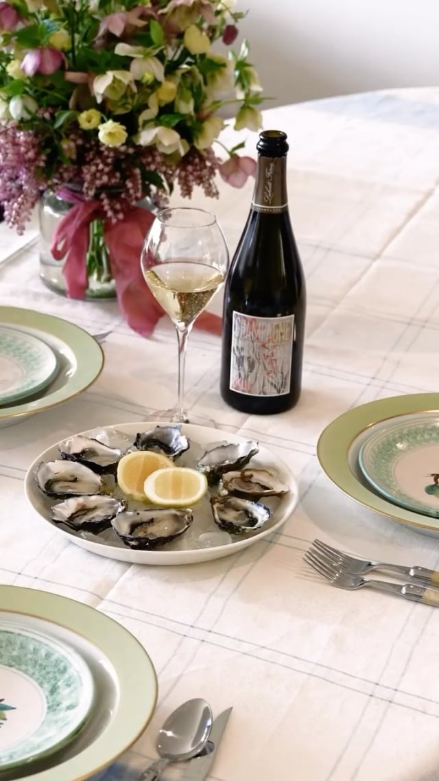 Champagne belongs at the table, not beside it.

A companion to the everyday moments that make life meaningful, all year round.

#champagnebook #celebratingchampagne #foodie #foodandwine #seasonalcooking