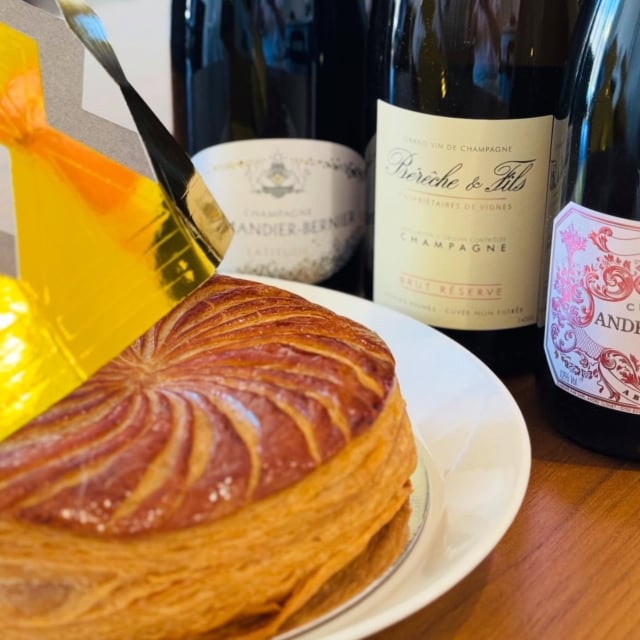 🥂 Celebrate Three Kings Day (Epiphany) with a slice of Galette des Rois and a chilled glass of champagne.

Its almond frangipane richness is perfectly balanced by the crisp acidity of the champagne. ✨

Discover more about this French tradition and effortless champagne pairings → link in bio.

🙋‍♀️ Did you spot the fève in the third image?

#champagne #galettedesrois #frenchfood #celebratingchampagne #threekingsday