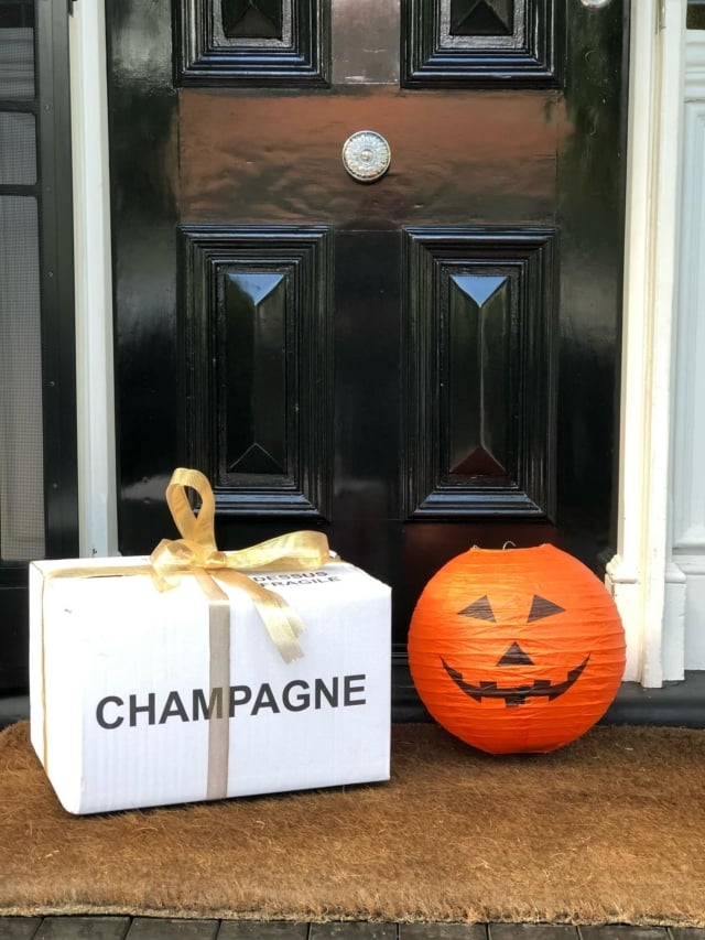 A little Halloween fun and a spot of champagne... 🍾🎃 

When Friday meets festive, the bubbles are as enchanting as the night. ✨ 

Cheers to a spellbinding weekend!

#champagnemoments #halloween #champagne #festive #friday #celebratingchampagne #sallyhillman