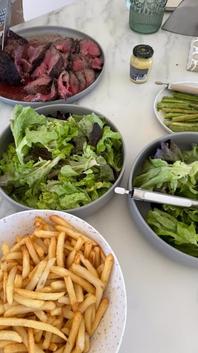 🍽️ Sunday lunch in the country with family — what better way to spend the day? 🌾❤️ 

Good food, great company, and a little champagne to toast to the simple things. 🥂✨ 

#sundaywellspent #familytime #countryvibes #champagnemoments #sallyhillman #celebratingchampagne