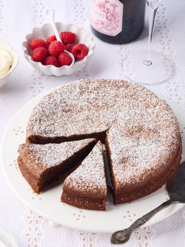 Hostess Notes | Late September

I’m hosting friends for dinner this weekend, and when it comes to a dessert that can be made ahead, I keep coming back to my Gâteau aux Noisettes.

A classic French hazelnut torte, it has that lovely balance of richness and earthiness that makes it feel suitably special, while being wonderfully unfussy to serve. It’s equally at home as the finale to dinner or for a leisurely afternoon tea.

And, importantly for the hostess, it’s a dessert that works with you rather than against you: it keeps beautifully for 2–3 days in the fridge and freezes well, too.

Make it ahead, take it out when you need it, and serve with a little crème fraîche and fresh raspberries, or simply as it is.

I like it with a champagne rosé, the red-fruit aromas and gentle notes of toast and biscuit make a particularly lovely pairing.

A little French indulgence, with very little last-minute effort.

The recipe can be found in Celebrating Champagne: A Wine For All Seasons 🔗 

#hostessnotes #entertainingathome #celebratingchampagne #champagne #sallyhillman