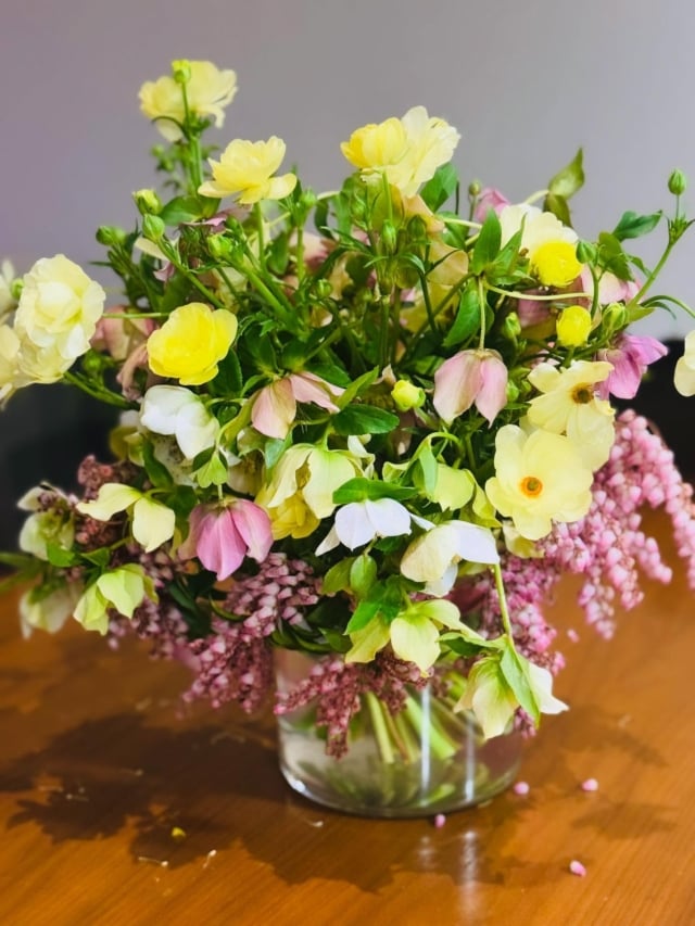 There’s a quiet kind of luxury in fresh flowers - their presence adds grace, warmth and timeless beauty to any table or occasion. 🌸✨

Merci beaucoup to @pashflowers for this truly gorgeous arrangement of hellebores, butterfly ranunculus and andromeda. An exquisite expression of the season, and a perfect finishing touch. 

Because elegance, after all, lives in the details. 

#floralelegance #tablestyling #simpleluxury #entertaining #champagne #sallyhillman #celebratingchampagne