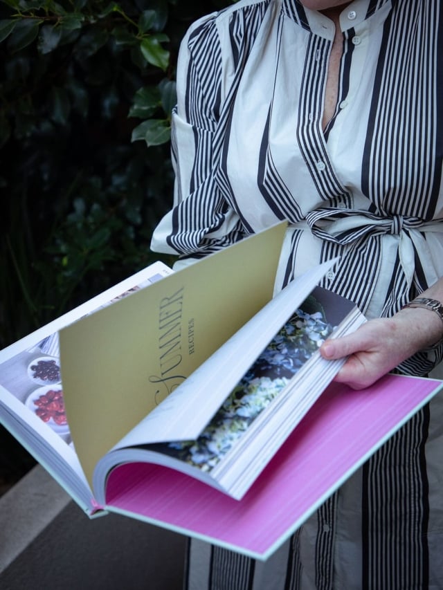 ✨ Flick through the pages with me… ✨

From seasonal recipes and champagne rituals to cultural notes and quiet reflections — this book is a celebration of champagne and food.

📖 Slide through for a little taste —
each page is crafted to inspire moments of joy, connection, and discovery.

Which page would you pour a glass to first? 🥂
.
.
.
.