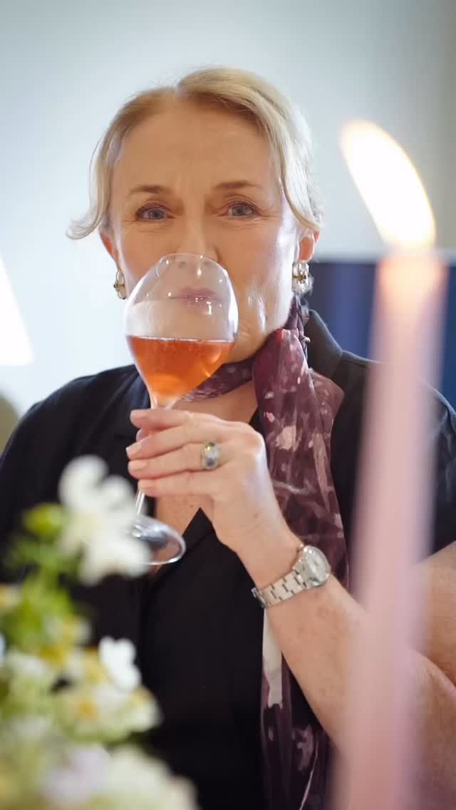 As a mum, the best gift isn’t something wrapped.

It’s walking into the kitchen and realising someone else has taken over. Something on the stove, the table set, everything quietly in hand.

And being told to sit, not help.

A place on the guest side of the kitchen bench, a glass of champagne in hand, with nothing to do but enjoy it.

Simple, but it changes everything💕

#sallyhillman #mothersdaygiftidea #celebratingchampagne