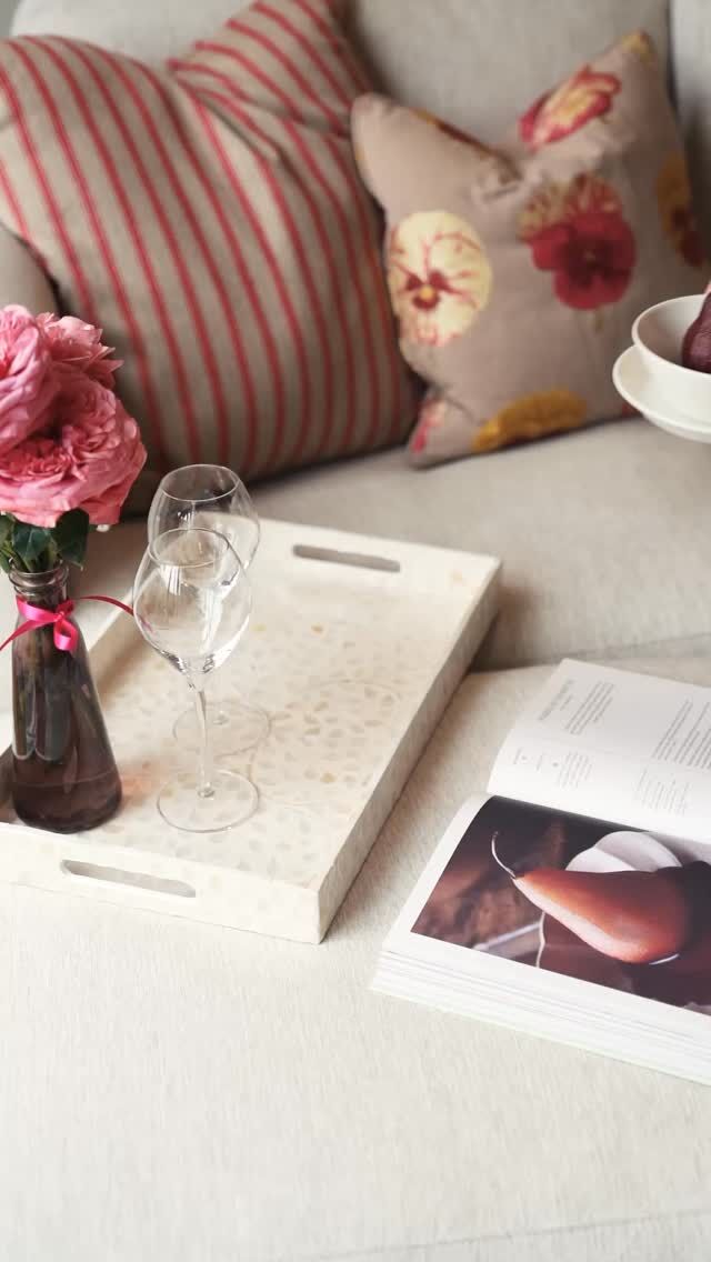 Finding those little cosy corners where the light hits just right ✨

A glass of champagne, something seasonal and delicious, and a moment to pause… sometimes that’s all you need.

Lately, it’s poached pears and a sneak peek at my own recipes 😉🍐🥂

#autumnvibes🍁 #poachedpear #homestyle #celebratingchampagne