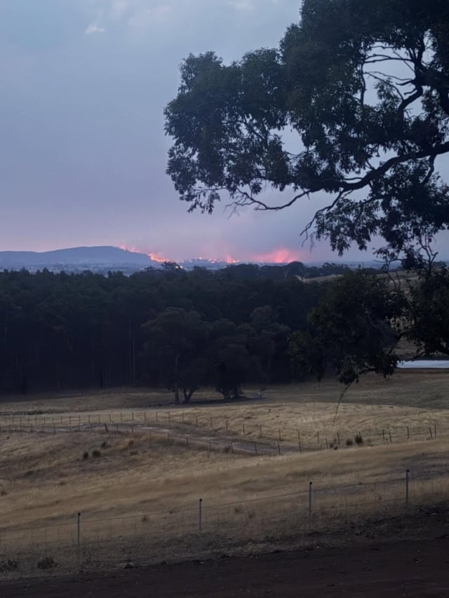 Sharing this today feels more important than anything else I had planned.

This image was sent to me by my son, who is currently in a fire-affected area.

Like so many families, we’re watching, waiting and hoping, deeply grateful to the firefighters and first responders working tirelessly to keep people safe.

My thoughts are with everyone impacted across Victoria 🤍