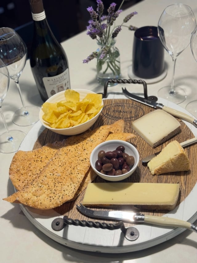 🥂 Champagne, 🧀 cheese & good friends… what more could you possibly need on a Friday afternoon to kick-start the weekend? ✨

Here’s to bubbles, laughter, great company and easing into the weekend in style. 🥂💫

Happy Friday! ❤️

#sallyhillman #celebratingchampagne #fridayfeeling #champagneandcheese