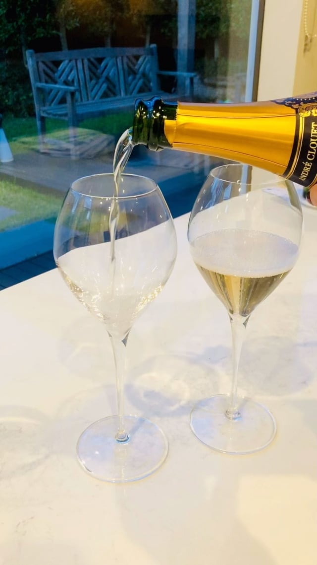 It’s the weekend!
 
May your glass always be half full—of champagne! 🍾🥂
 
Bon week-end et santé! 🥂
 
SallyHillman.com.au
 
#SallyHillman #CelebratingChampagne
#champagne #champagnelover #winelover #growerchampagne #recoltantmanipulant #champagnegifts #winegifts #luxurygifts #champagneglass #luxuryglasses #lehmannglass #wineglass #champagnemoments #champagnelife #champagnetasting #winetasting #champagnetime #celebration @lehmannglassreims