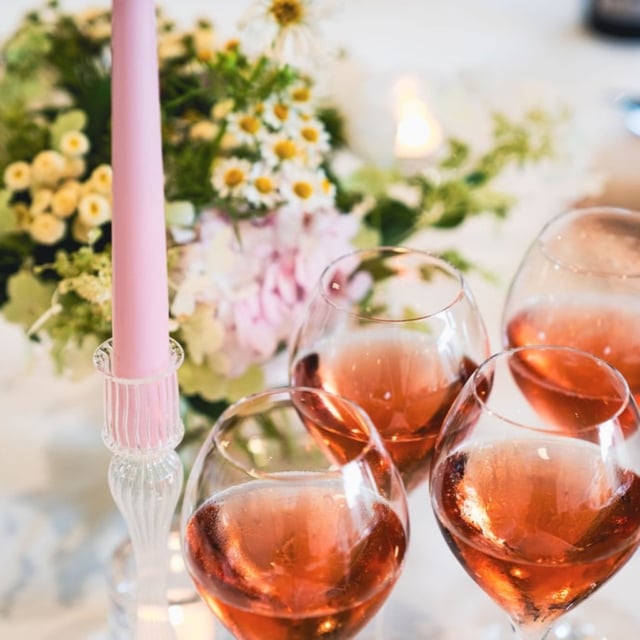 The secret to effortless entertaining? It’s always in the details.

A beautiful table begins long before the guests arrive.

Seasonal flowers.
Candlelight.
Elegant glassware.
Crisp linen.

Each detail quietly shapes the atmosphere.

When I entertain, I often bring out my grandmother’s Irish linen tablecloth. It’s timeless, beautifully starchy, and full of family history. Someone always notices it, and the conversation turns to memories and stories.

I also love handwritten place cards. Thoughtful seating brings the right energy to the table and allows conversation to flow naturally.

By the time the doorbell rings, the table feels ready and waiting for laughter, beautiful food, and the clink of champagne glasses.

Save this for your next dinner party.

#celebratingchampagne #dinnerpartyideas #entertainingathome #tablescape #hosting