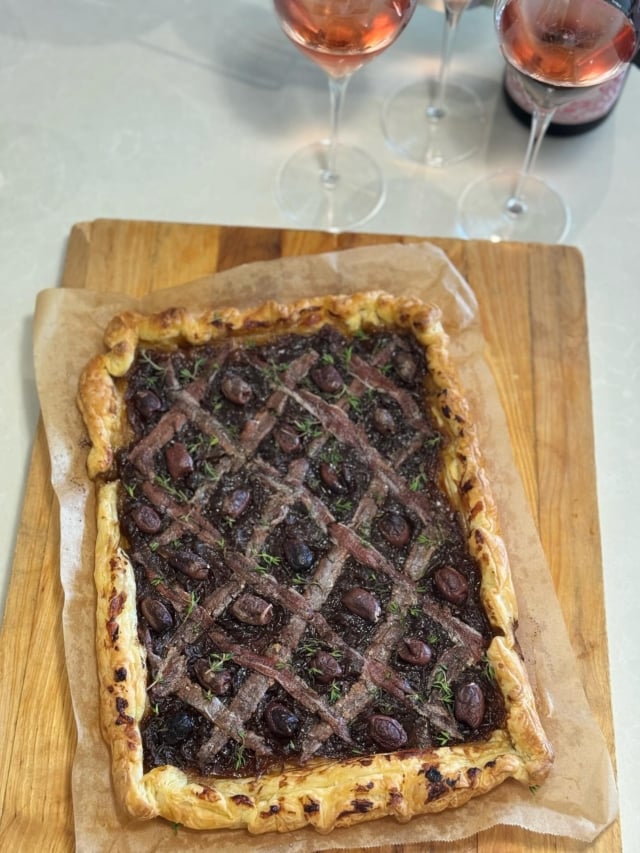 A little weekend mix: the tree is up, the table’s dressed, and the kitchen smells like Christmas magic. 

Finished it all off with a homemade pissaladière for apéro with a champagne rosé - the recipe is from my book, ‘Celebrating Champagne: A Wine For All Seasons’. 🎄🥂✨

#weekendbaking #christmas #champagne #sallyhillman #celebratingchampagne