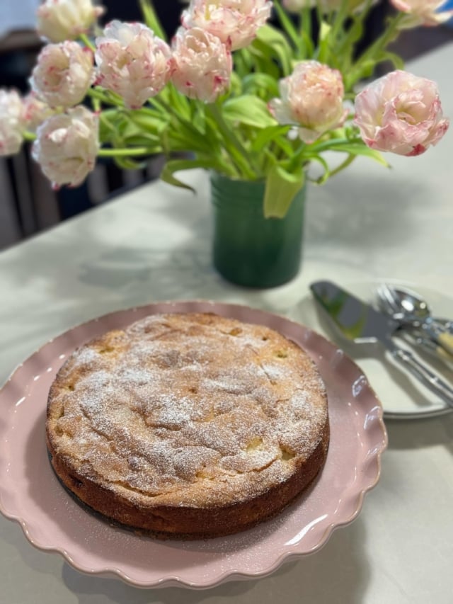 With the weather getting cooler, there’s something so comforting about baking a classic ‘gâteau aux pommes’. 

Tender, buttery and filled with sweet apples and a hint of vanilla, this beloved French apple cake has long held a place at countryside kitchen tables, especially during apple harvest season. Simple, beautiful and deeply nostalgic, it’s the kind of cake best served generously with friends and family gathered around the table.

For the perfect pairing, enjoy it with a fresh Blanc de Blancs champagne, with bright citrus notes and a savoury finish of lightly toasted almonds. 

The recipe is in ‘Celebrating Champagne’ pg 88 🤍

#sallyhillman #celebratingchampagne #gateauauxpommes #frenchbaking #champagnepairing