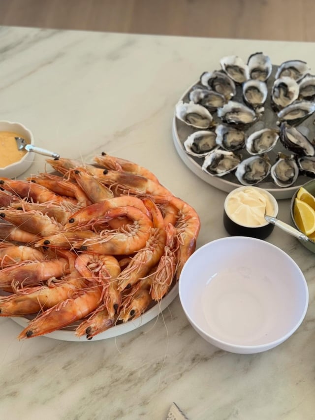 Fresh is best. 🦐🦪🍋

#summervibes☀️ #oysters #easyentertaining #prawns #freshisbest